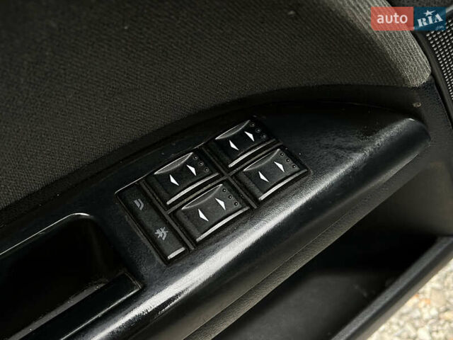 Серый Форд Мондео, объемом двигателя 2 л и пробегом 172 тыс. км за 4300 $, фото 11 на Automoto.ua