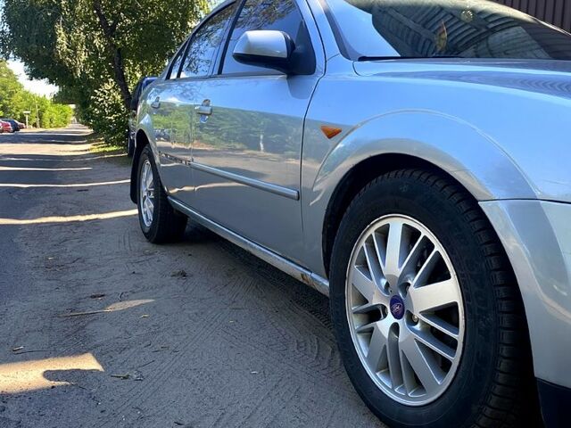 Сірий Форд Мондео, об'ємом двигуна 2 л та пробігом 331 тис. км за 3800 $, фото 3 на Automoto.ua