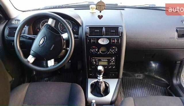 Сірий Форд Мондео, об'ємом двигуна 1.8 л та пробігом 250 тис. км за 3600 $, фото 2 на Automoto.ua