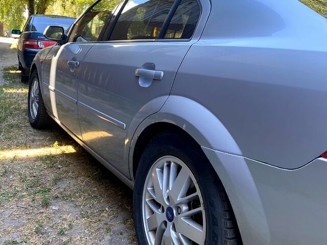 Сірий Форд Мондео, об'ємом двигуна 2 л та пробігом 331 тис. км за 3800 $, фото 4 на Automoto.ua