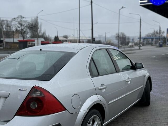 Сірий Форд Мондео, об'ємом двигуна 2 л та пробігом 268 тис. км за 1900 $, фото 6 на Automoto.ua