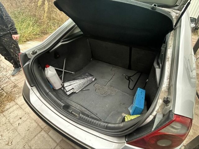 Сірий Форд Мондео, об'ємом двигуна 2 л та пробігом 287 тис. км за 1700 $, фото 6 на Automoto.ua