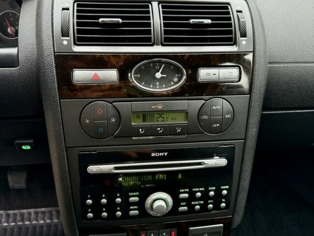 Сірий Форд Мондео, об'ємом двигуна 2 л та пробігом 261 тис. км за 4200 $, фото 15 на Automoto.ua