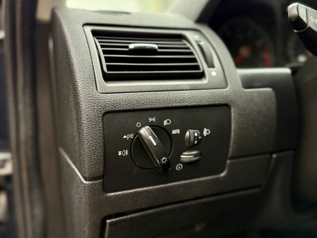 Сірий Форд Мондео, об'ємом двигуна 2 л та пробігом 261 тис. км за 4200 $, фото 13 на Automoto.ua