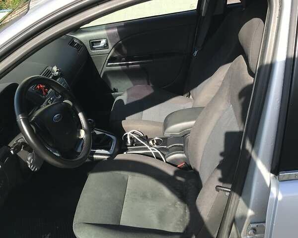 Серый Форд Мондео, объемом двигателя 2 л и пробегом 296 тыс. км за 4500 $, фото 5 на Automoto.ua