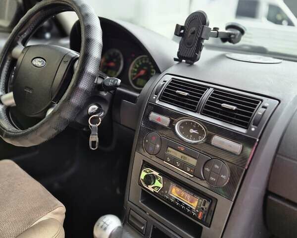 Серый Форд Мондео, объемом двигателя 1.8 л и пробегом 300 тыс. км за 4000 $, фото 1 на Automoto.ua