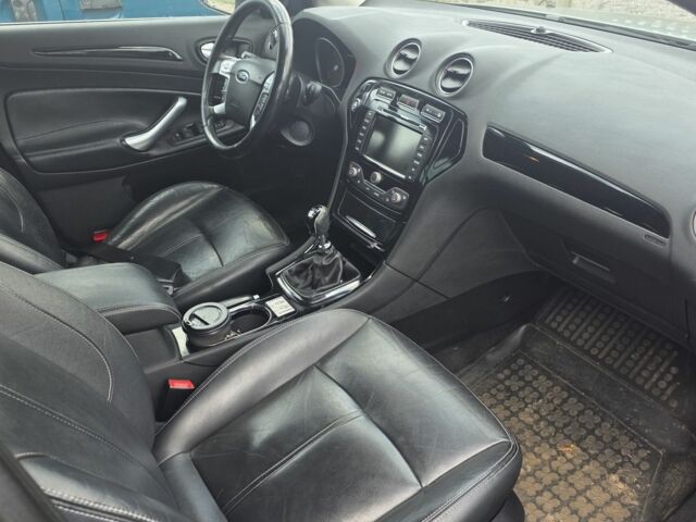 Серый Форд Мондео, объемом двигателя 1.8 л и пробегом 300 тыс. км за 4592 $, фото 6 на Automoto.ua