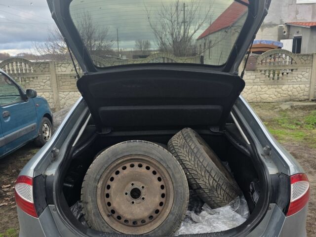 Серый Форд Мондео, объемом двигателя 1.8 л и пробегом 300 тыс. км за 4592 $, фото 4 на Automoto.ua