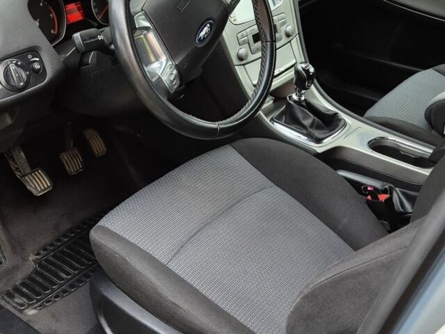 Серый Форд Мондео, объемом двигателя 1.8 л и пробегом 150 тыс. км за 6500 $, фото 4 на Automoto.ua