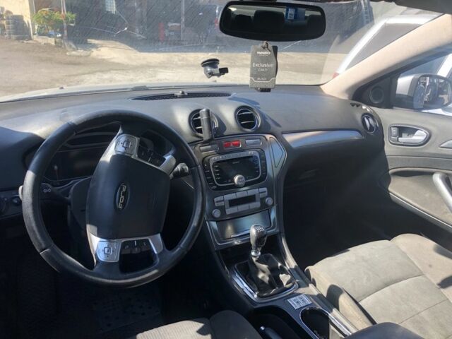 Серый Форд Мондео, объемом двигателя 2.5 л и пробегом 250 тыс. км за 2650 $, фото 4 на Automoto.ua