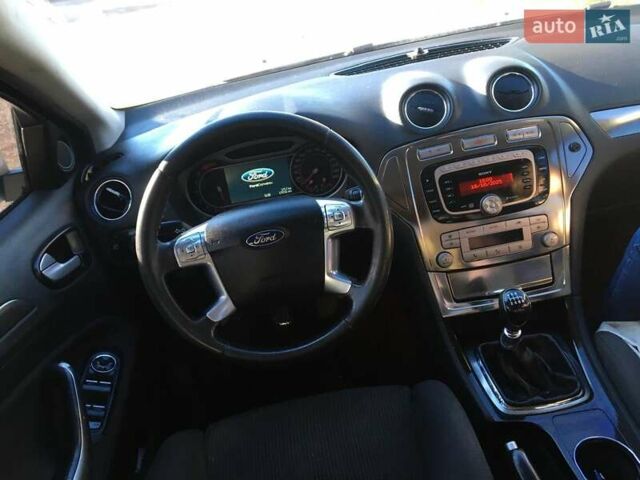 Сірий Форд Мондео, об'ємом двигуна 2.5 л та пробігом 210 тис. км за 6999 $, фото 9 на Automoto.ua