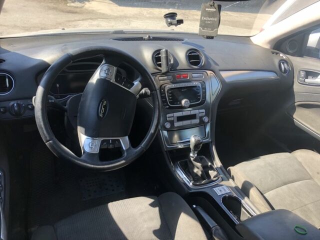 Серый Форд Мондео, объемом двигателя 2.5 л и пробегом 250 тыс. км за 2650 $, фото 5 на Automoto.ua