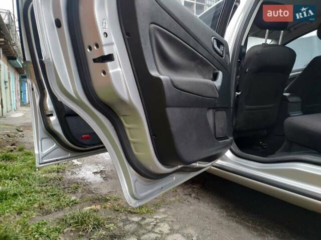 Сірий Форд Мондео, об'ємом двигуна 2.26 л та пробігом 267 тис. км за 4999 $, фото 18 на Automoto.ua