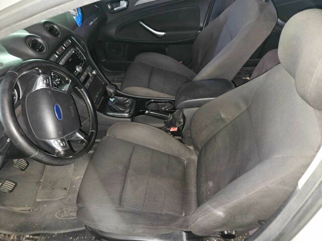 Серый Форд Мондео, объемом двигателя 2.5 л и пробегом 190 тыс. км за 7200 $, фото 4 на Automoto.ua