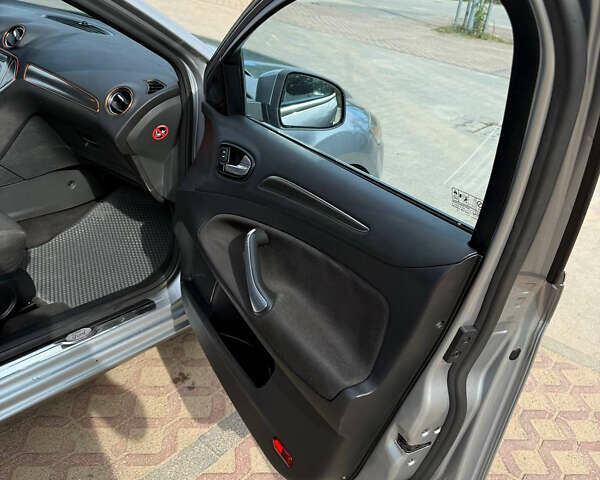 Серый Форд Мондео, объемом двигателя 1.75 л и пробегом 206 тыс. км за 6700 $, фото 2 на Automoto.ua