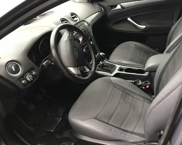 Серый Форд Мондео, объемом двигателя 2 л и пробегом 150 тыс. км за 11000 $, фото 7 на Automoto.ua