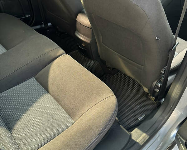 Сірий Форд Мондео, об'ємом двигуна 2 л та пробігом 269 тис. км за 7500 $, фото 21 на Automoto.ua