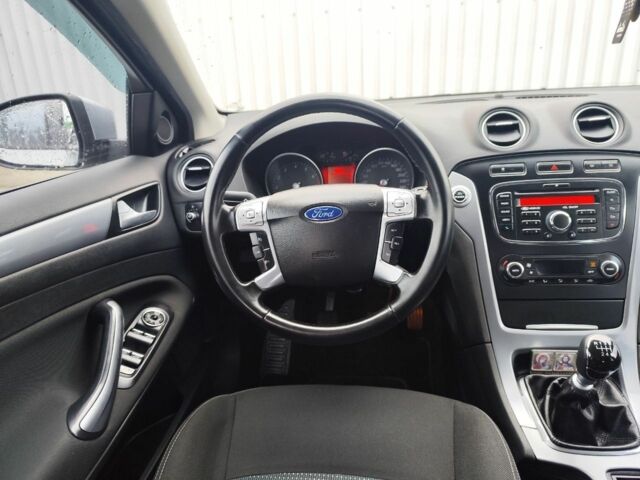 Сірий Форд Мондео, об'ємом двигуна 1.6 л та пробігом 219 тис. км за 6500 $, фото 23 на Automoto.ua