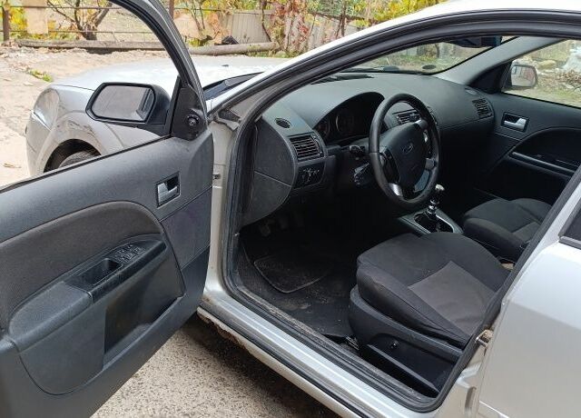 Сірий Форд Мондео, об'ємом двигуна 2 л та пробігом 326 тис. км за 2300 $, фото 6 на Automoto.ua