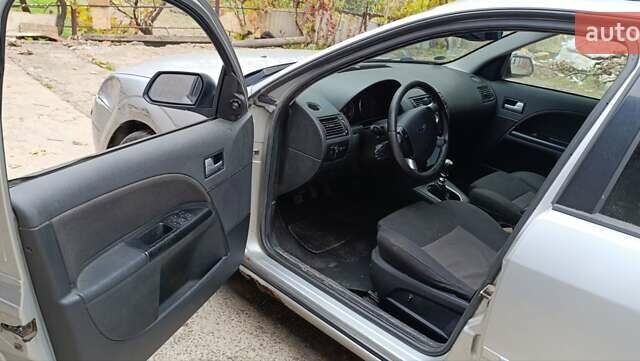 Сірий Форд Мондео, об'ємом двигуна 2 л та пробігом 326 тис. км за 1950 $, фото 3 на Automoto.ua