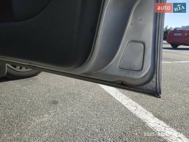 Сірий Форд Мондео, об'ємом двигуна 2 л та пробігом 199 тис. км за 3999 $, фото 45 на Automoto.ua