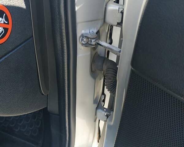 Сірий Форд Мондео, об'ємом двигуна 2 л та пробігом 199 тис. км за 3999 $, фото 36 на Automoto.ua