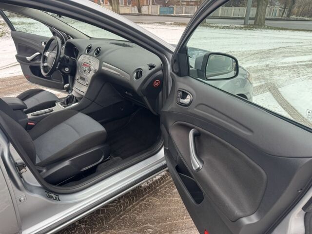 Сірий Форд Мондео, об'ємом двигуна 0 л та пробігом 301 тис. км за 3100 $, фото 7 на Automoto.ua