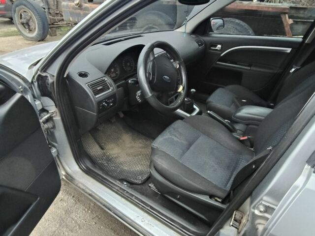 Серый Форд Мондео, объемом двигателя 1.8 л и пробегом 350 тыс. км за 4200 $, фото 7 на Automoto.ua