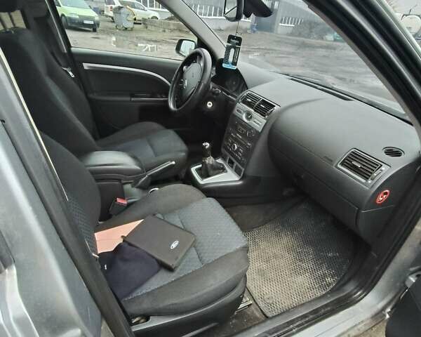 Серый Форд Мондео, объемом двигателя 1.8 л и пробегом 350 тыс. км за 4200 $, фото 7 на Automoto.ua