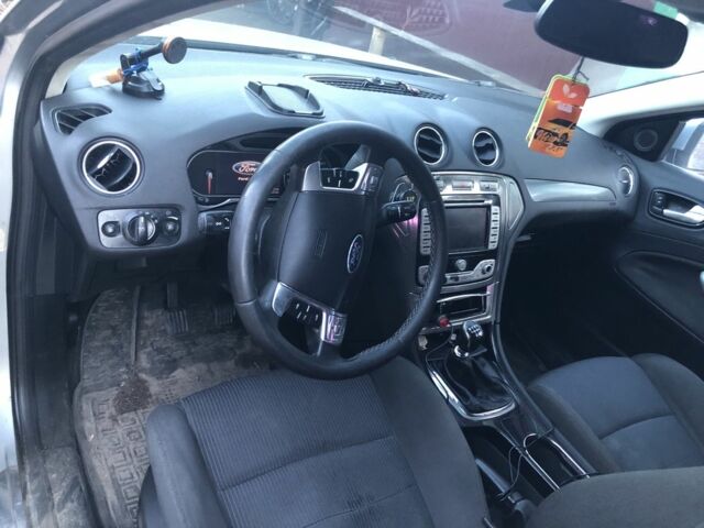 Сірий Форд Мондео, об'ємом двигуна 1.8 л та пробігом 270 тис. км за 4800 $, фото 1 на Automoto.ua