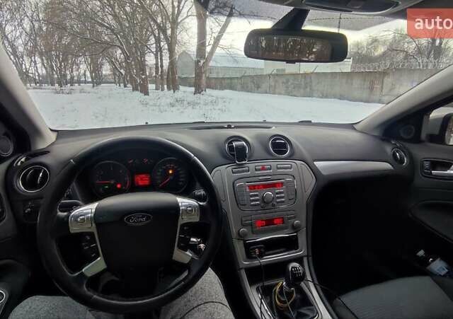 Серый Форд Мондео, объемом двигателя 1.8 л и пробегом 387 тыс. км за 6000 $, фото 9 на Automoto.ua