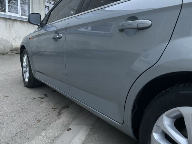 Сірий Форд Мондео, об'ємом двигуна 2 л та пробігом 270 тис. км за 6400 $, фото 16 на Automoto.ua