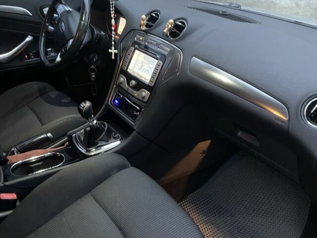 Сірий Форд Мондео, об'ємом двигуна 2 л та пробігом 270 тис. км за 6400 $, фото 20 на Automoto.ua