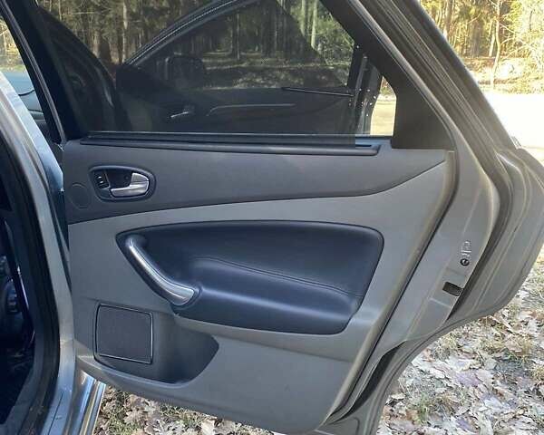 Серый Форд Мондео, объемом двигателя 2.18 л и пробегом 400 тыс. км за 4500 $, фото 6 на Automoto.ua