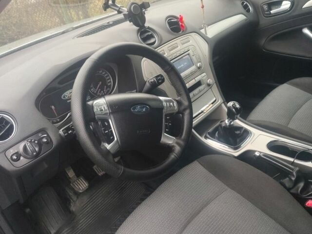 Серый Форд Мондео, объемом двигателя 1.8 л и пробегом 300 тыс. км за 5300 $, фото 4 на Automoto.ua