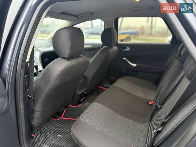 Сірий Форд Мондео, об'ємом двигуна 2.5 л та пробігом 245 тис. км за 6500 $, фото 12 на Automoto.ua