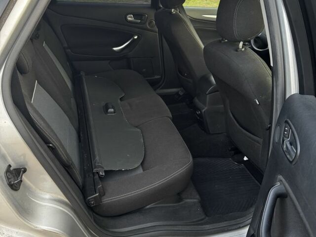 Серый Форд Мондео, объемом двигателя 2 л и пробегом 400 тыс. км за 3200 $, фото 7 на Automoto.ua