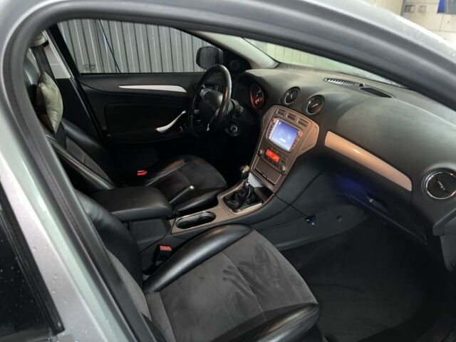 Серый Форд Мондео, объемом двигателя 2 л и пробегом 400 тыс. км за 8300 $, фото 4 на Automoto.ua