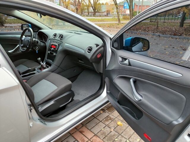 Сірий Форд Мондео, об'ємом двигуна 2 л та пробігом 262 тис. км за 8300 $, фото 16 на Automoto.ua