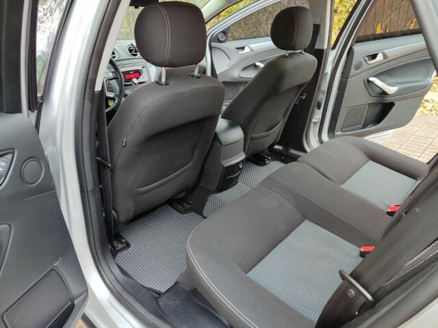 Сірий Форд Мондео, об'ємом двигуна 2 л та пробігом 262 тис. км за 8300 $, фото 18 на Automoto.ua