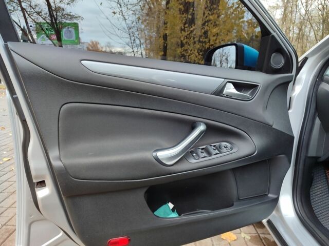 Сірий Форд Мондео, об'ємом двигуна 2 л та пробігом 262 тис. км за 8300 $, фото 17 на Automoto.ua