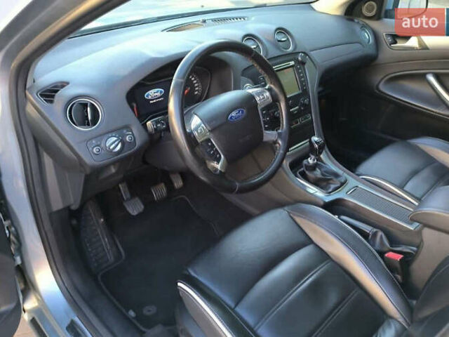 Сірий Форд Мондео, об'ємом двигуна 1.56 л та пробігом 258 тис. км за 8300 $, фото 4 на Automoto.ua