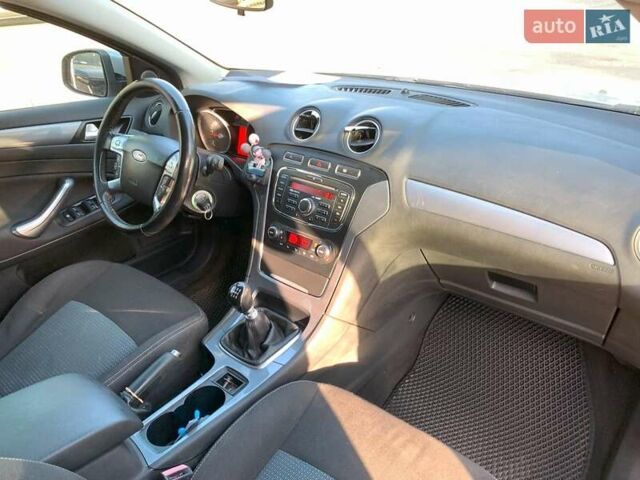 Серый Форд Мондео, объемом двигателя 1.6 л и пробегом 227 тыс. км за 8490 $, фото 26 на Automoto.ua