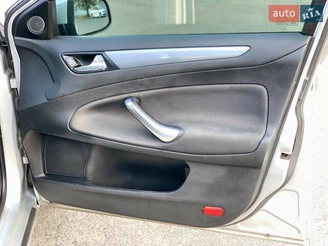 Серый Форд Мондео, объемом двигателя 1.6 л и пробегом 227 тыс. км за 8490 $, фото 18 на Automoto.ua