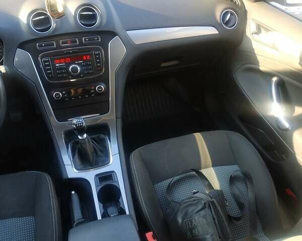 Серый Форд Мондео, объемом двигателя 1.6 л и пробегом 230 тыс. км за 7000 $, фото 5 на Automoto.ua