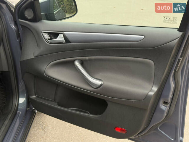 Серый Форд Мондео, объемом двигателя 1.6 л и пробегом 235 тыс. км за 7600 $, фото 22 на Automoto.ua