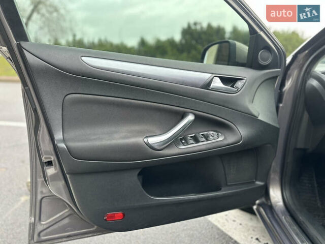 Серый Форд Мондео, объемом двигателя 2 л и пробегом 250 тыс. км за 7299 $, фото 8 на Automoto.ua