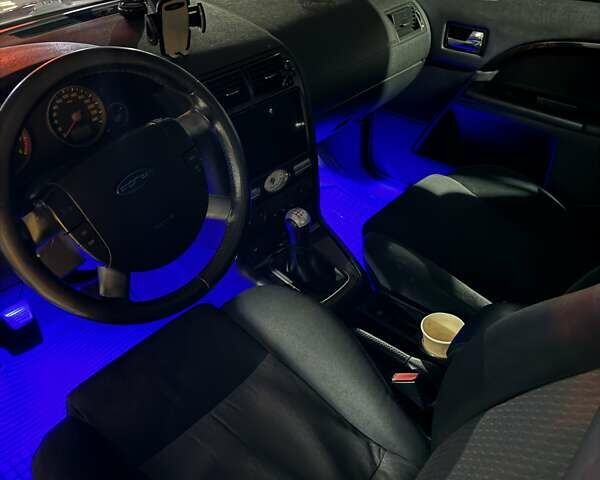 Серый Форд Мондео, объемом двигателя 1.8 л и пробегом 298 тыс. км за 4000 $, фото 7 на Automoto.ua