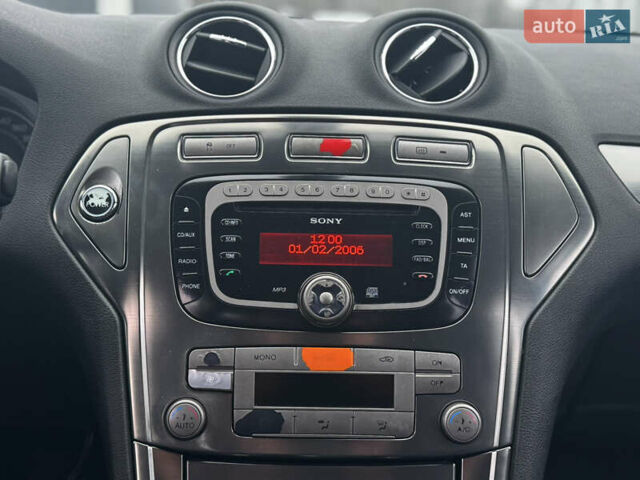 Серый Форд Мондео, объемом двигателя 2 л и пробегом 297 тыс. км за 4999 $, фото 9 на Automoto.ua