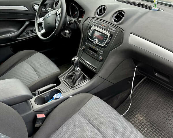 Серый Форд Мондео, объемом двигателя 1.8 л и пробегом 275 тыс. км за 5500 $, фото 11 на Automoto.ua